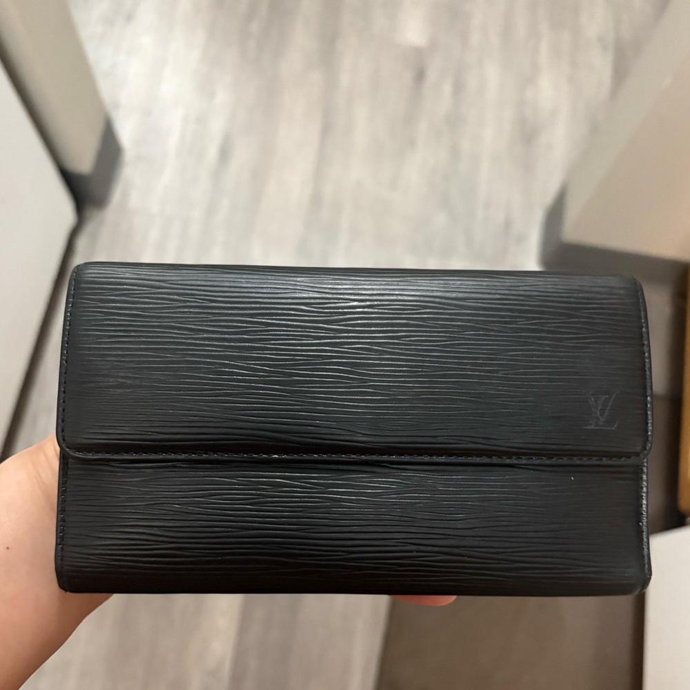 Louis Vuitton Black Epi Leather international trifold Wallet excellent condition